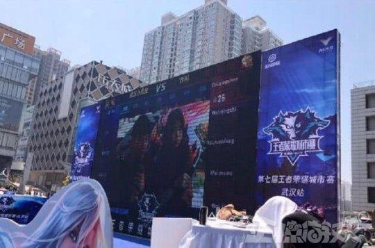 光与球场边